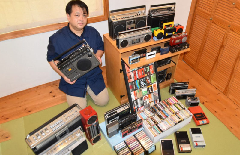 Японский энтузиаст кассетных магнитофонов делится своей любовью к ностальгическим форматам аудио.