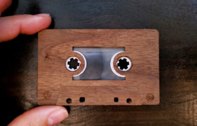 Деревянная аудиокассета в поисках хорошего кассетного плеера